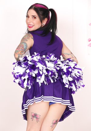 18 year old female boxer Sabrina Blond covers up her naked tits